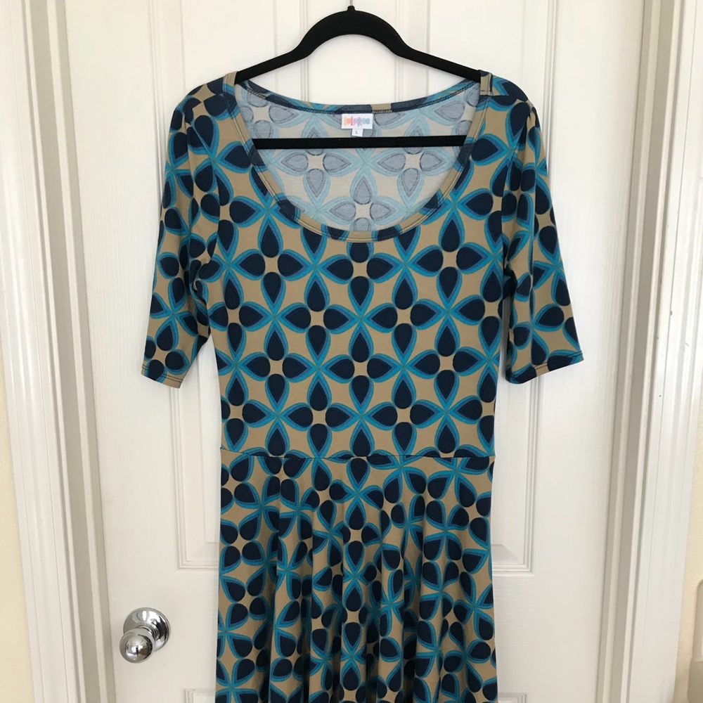 Beautiful LuLaRoe Nicole in a large.